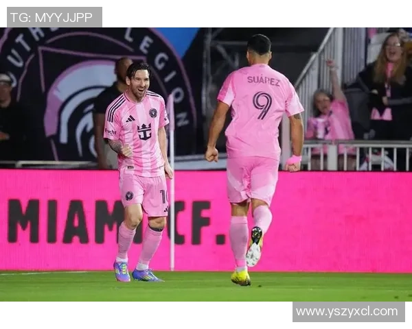 足球明星亲自赠送球衣给热情粉丝感动瞬间引发全场欢呼